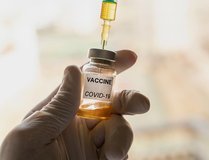 用玻璃瓶子里的针头注射的“新冠疫苗”